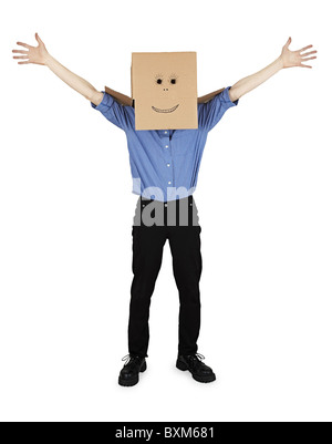 Funny Man con una casella sul suo capo esulta su sfondo bianco Foto Stock