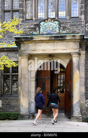 Gli studenti entrando in stile gotico palazzo college Foto Stock