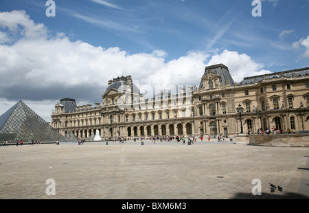 Parigi, vista del museo del Louvre dal cortile interno Foto Stock