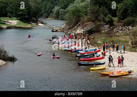 La canoa è molto popolare sul Rio Sella, vicino a Cangas de Onis, Asturias, Spagna mostrato in luglio prima della discesa internazionale Foto Stock