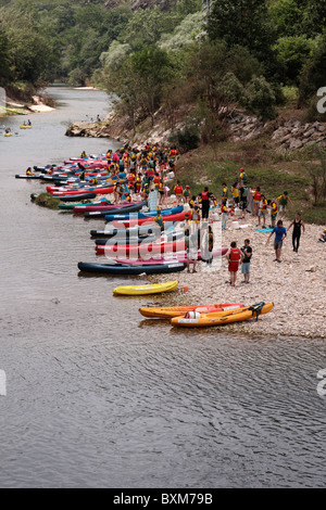 La canoa è molto popolare sul Rio Sella, vicino a Cangas de Onis, Asturias, Spagna mostrato in luglio prima della discesa internazionale Foto Stock