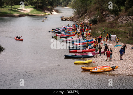 La canoa è molto popolare sul Rio Sella, vicino a Cangas de Onis, Asturias, Spagna mostrato in luglio prima della discesa internazionale Foto Stock