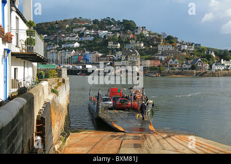 Kingswear e il fiume Dart traghetto inferiore lasciando Dartmouth, Devon, Inghilterra, Regno Unito Foto Stock