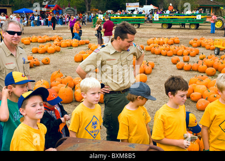 Cub Scout su una gita ad una fattoria di zucca Foto Stock