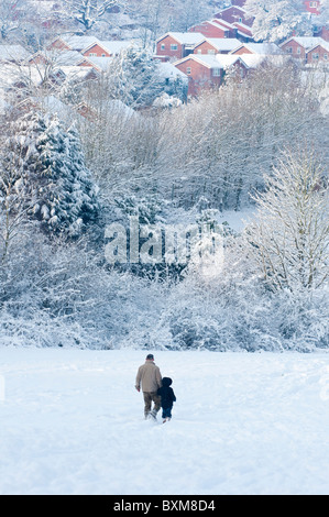 Papà e il ragazzo in una coperta di neve Redditch in Worcestershire Inghilterra. 2010 Foto Stock