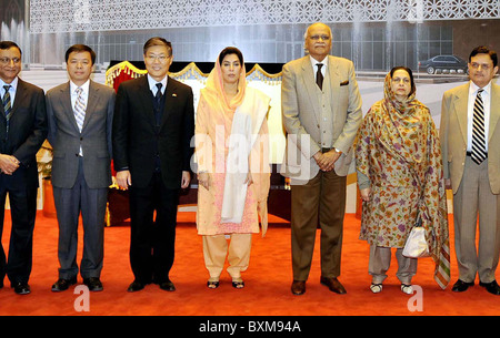 Foto di gruppo del gruppo nazionale di altoparlante, Dr.Fehmida Mirza con dignitari cinesi durante le sue visite a Pak-China Amicizia Foto Stock