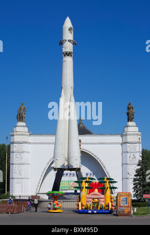 Veicolo spaziale Soyuz situati al di fuori dello spazio dedicato al Padiglione All-Russian al centro esposizioni di Mosca, Russia Foto Stock