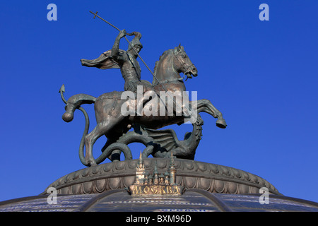 Monumento a San Giorgio e il drago, patrono di Mosca a Manege Square a Mosca, Russia Foto Stock