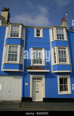 Una coloratissima casa di città in città del sud, Dartmouth, Devon, Inghilterra, Regno Unito Foto Stock