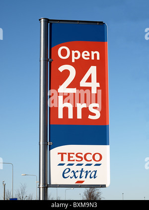 Segni a Tesco Extra, Longton, Stoke on Trent durante lo shopping natalizio Dicembre 2010 Foto Stock