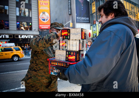 Un donatore dona giocattoli per gli Stati Uniti Marine Corps Reserve giochi per i più piccoli in Times Square a New York Foto Stock