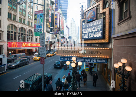 Il marquee del Foxwoods Theatre in Times Square a New York annuncia il 'Uomo Ragno, spegnere il buio' musical di Broadway Foto Stock