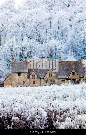 Trasformata per forte gradiente gelo su Arlington Row Rack e isola nel villaggio Costwold di Bibury, GLOUCESTERSHIRE REGNO UNITO Foto Stock