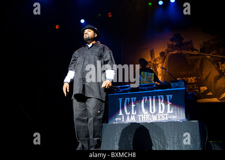 La star del rap Ice Cube performing live in concert Foto Stock