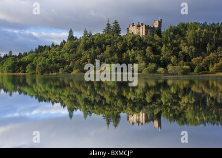 La mattina presto riflessioni a Carbisdale Castle, Invershin, Sutherland, Scozia Foto Stock