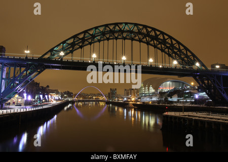 Vista lungo il Tyne dal ponte girevole, con il Tyne Bridge, il Millennium Bridge, la salvia, su una serata inverni Foto Stock