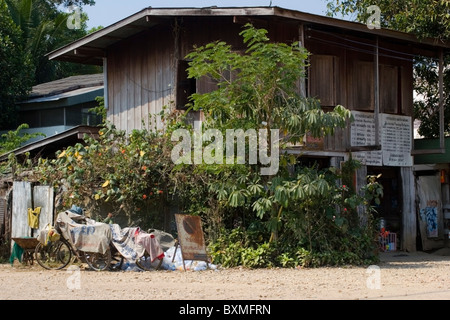 Il Mae Sariang la stazione di autobus è popolare con la gente che come eco-viaggi in Thailandia. Foto Stock