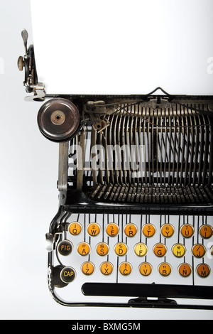 Close-up di vintage retrò i nastri inchiostratori per macchine da scrivere con foglio di carta bianco Foto Stock