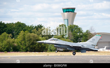 General Dynamics F-16 Fighting Falcon visualizzare al salone di Farnborough 2010 Foto Stock