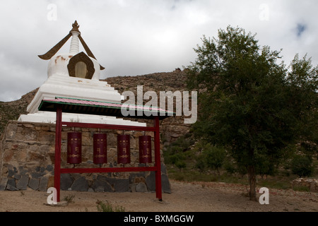 Erdene Khombo monastero Stupa & cilindri di preghiera, Khongo Khan Uul Riserva Naturale, poco Gobi, Mongolia: Foto Stock