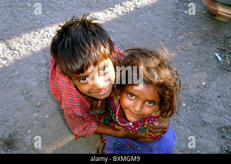 Ritratto o immagine ravvicinata di due indiani bambini di strada con innocenza nell affrontare le strade di India Foto Stock