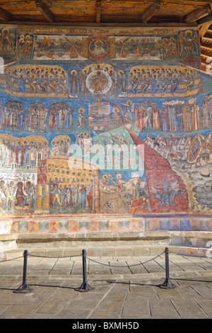 Il murale con l'ultima sentenza di Voronet monastero verniciato, conosciuta anche come la Cappella Sistina d'Oriente, Romania. Foto Stock