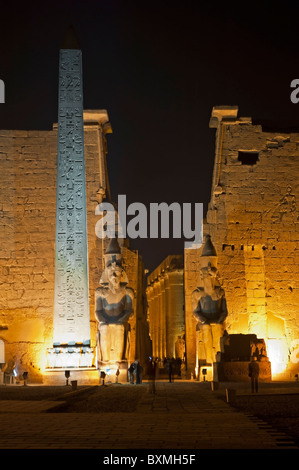Le statue di Ramses II e l'obelisco presso l'entrata principale del tempio di Luxor Foto Stock