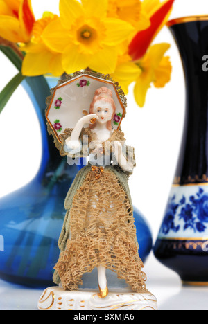 Antiquariato statuetta ceramica statua di donna con ombrellone e Abito in pizzo. Foto Stock