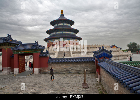 I turisti intorno al tempio del cielo a Pechino in Cina Foto Stock