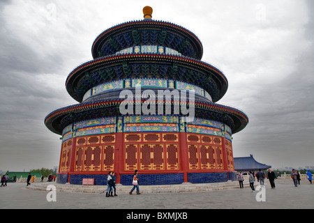 I turisti intorno al tempio del cielo a Pechino in Cina Foto Stock