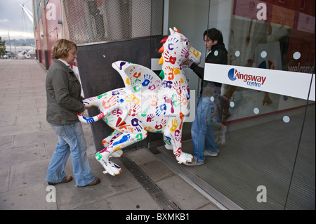 Esposizione di draghi in centro città parte della comunità Superdragons progetto di arti in Newport South Wales UK Foto Stock