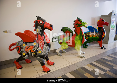 Esposizione di draghi in centro città parte della comunità Superdragons progetto di arti in Newport South Wales UK Foto Stock