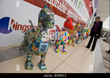 Esposizione di draghi in centro città parte della comunità Superdragons progetto di arti in Newport South Wales UK Foto Stock