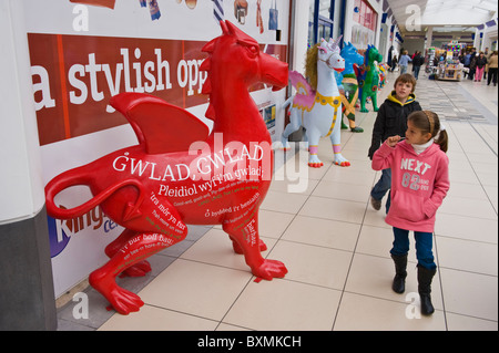 Esposizione di draghi in centro città parte della comunità Superdragons progetto di arti in Newport South Wales UK Foto Stock