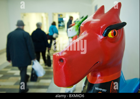 Esposizione di draghi in centro città parte della comunità Superdragons progetto di arti in Newport South Wales UK Foto Stock