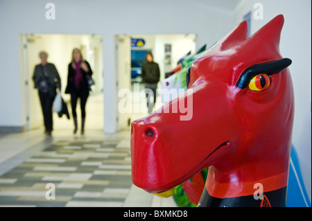 Esposizione di draghi in centro città parte della comunità Superdragons progetto di arti in Newport South Wales UK Foto Stock