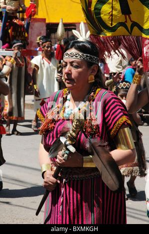 Una donna peruviana vestito nel tradizionale abito inca in una parata di Pisac, Perù Foto Stock