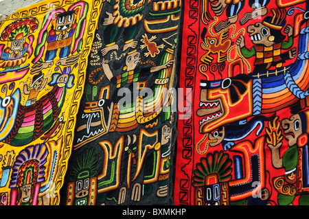 Colorato fatto a mano tappeti ricamato in Pisac Market, Perù Foto Stock