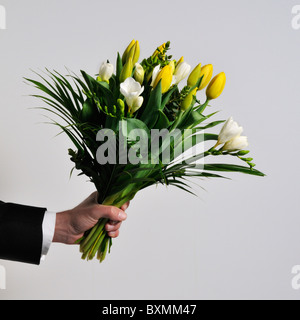 Mazzo di fiori con mano maschio Foto Stock