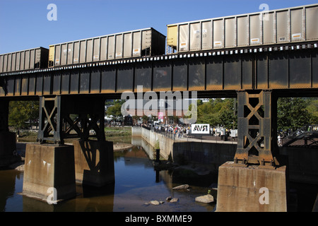 CSX treno merci che arrivano nel centro di Richmond, Virginia Foto Stock