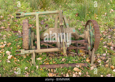 Macchina per il taglio di verdure su un campo da golf Foto Stock