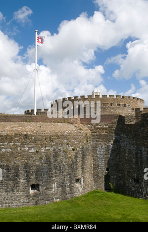 Le fortificazioni e fossato asciutto a Deal Castle nel Kent Foto Stock