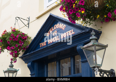 Segno sull'ingresso al Royal Hotel a Deal, Kent, Regno Unito con fiori in cestelli appesi Foto Stock