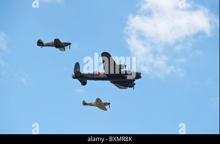 Fly militare del passato al salone di Farnborough 2010 dotato di Lancaster, Spitfire ed Hurricane Foto Stock