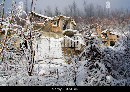 Un edificio in Germia Park, un area pubblica fuori Pristina in Kosovo, distrutte durante il conflitto del 1999 con la Serbia. Foto Stock