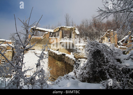 Un edificio in Germia Park, un area pubblica fuori Pristina in Kosovo, distrutte durante il conflitto del 1999 con la Serbia. Foto Stock