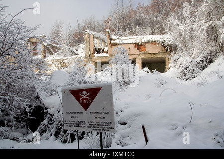 Un edificio in Germia Park, un area pubblica fuori Pristina in Kosovo, distrutte durante il conflitto del 1999 con la Serbia. Foto Stock