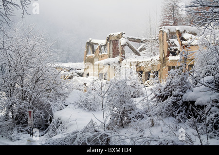 Un edificio in Germia Park, un area pubblica fuori Pristina in Kosovo, distrutte durante il conflitto del 1999 con la Serbia. Foto Stock