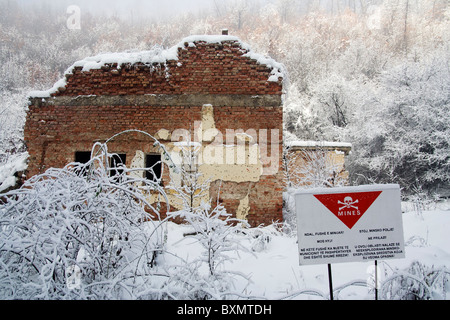 Un edificio in Germia Park, un area pubblica fuori Pristina in Kosovo, distrutte durante il conflitto del 1999 con la Serbia. Foto Stock