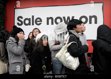 Regno Unito. Coda di ACQUIRENTI PER LE VENDITE AL DI FUORI DEL SELFRIDGES IN OXFORD ST. A LONDRA IL Boxing Day Foto Stock